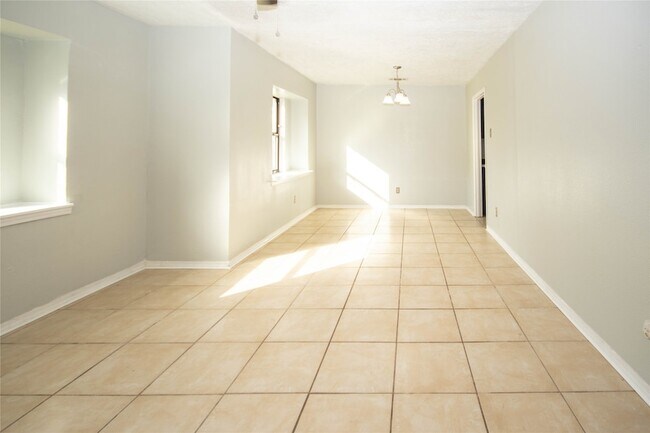 Building Photo - 10902 Mosscrest Dr