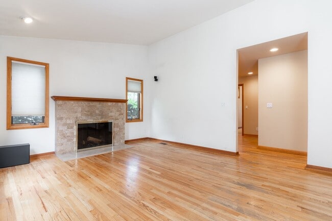 Building Photo - Private river access and stunning views fr...