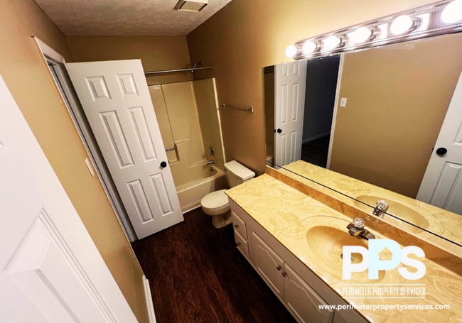 Building Photo - 107 Church St