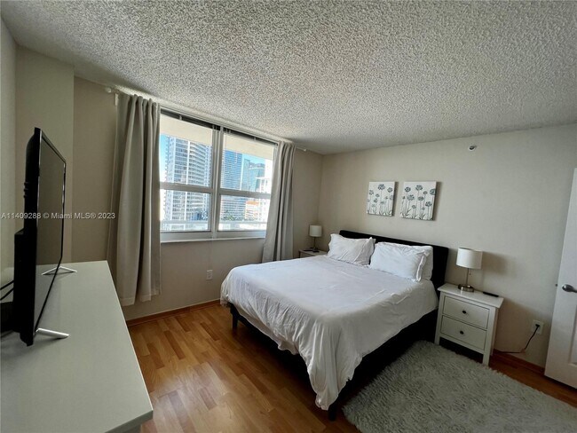 Building Photo - 1155 Brickell Bay Dr