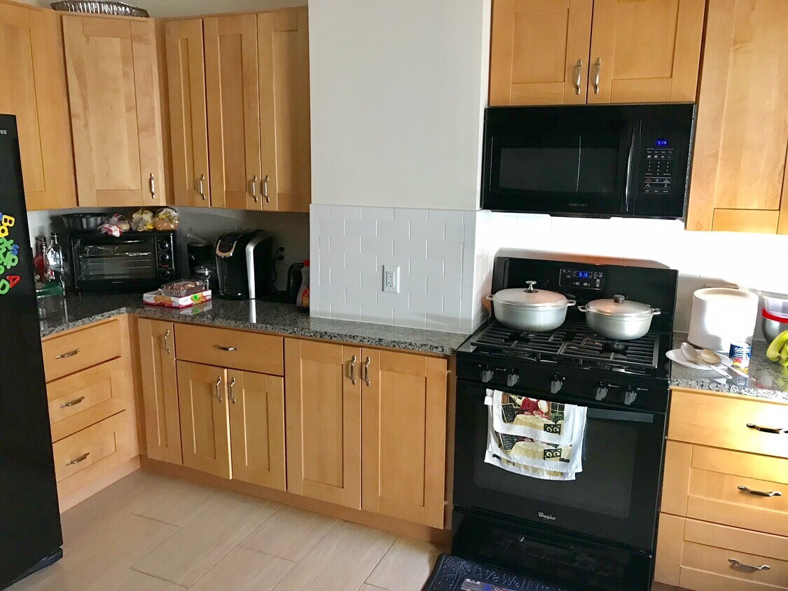 Primary Photo - 122 Rockland St