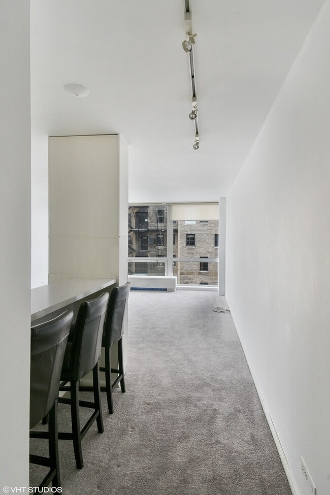 Foto del edificio - 2400 N Lakeview Ave