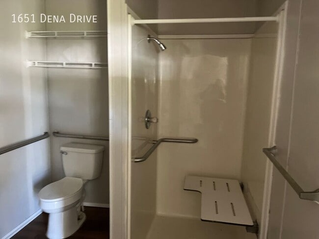 Foto del edificio - 1651 Dena Dr