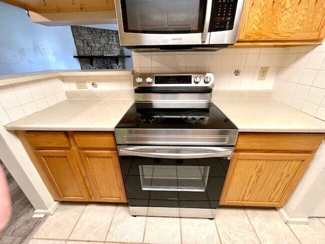 Foto del edificio - 2-Bedroom in Woodside Condos