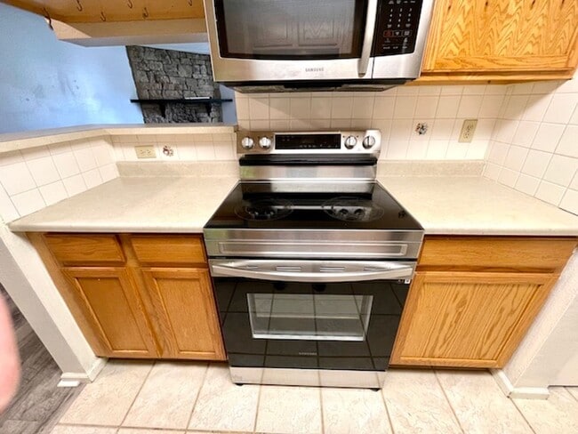 Building Photo - 2-Bedroom in Woodside Condos