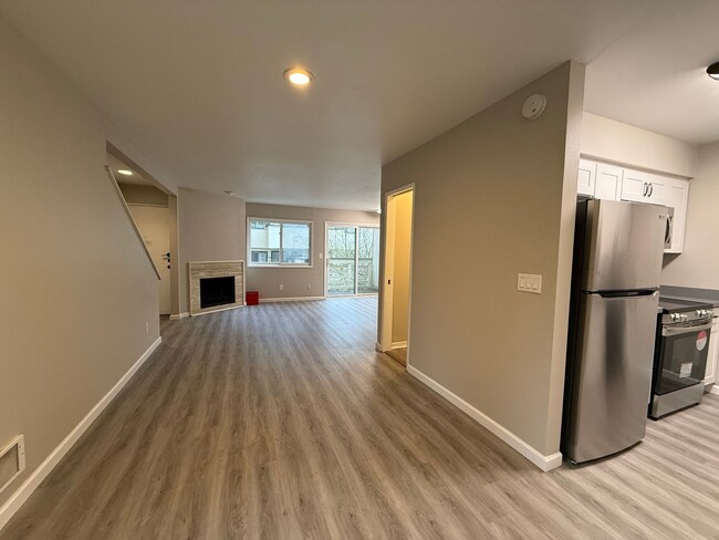 Foto del edificio - Spacious 2-Story Condo w/ Vaulted Ceilings