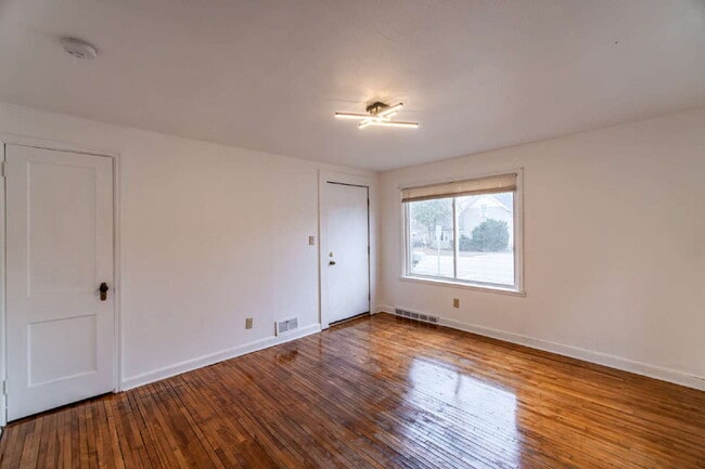 Building Photo - Updated Efficiency Apartment with Modern Kitchen & Bath – Pets Welcome!