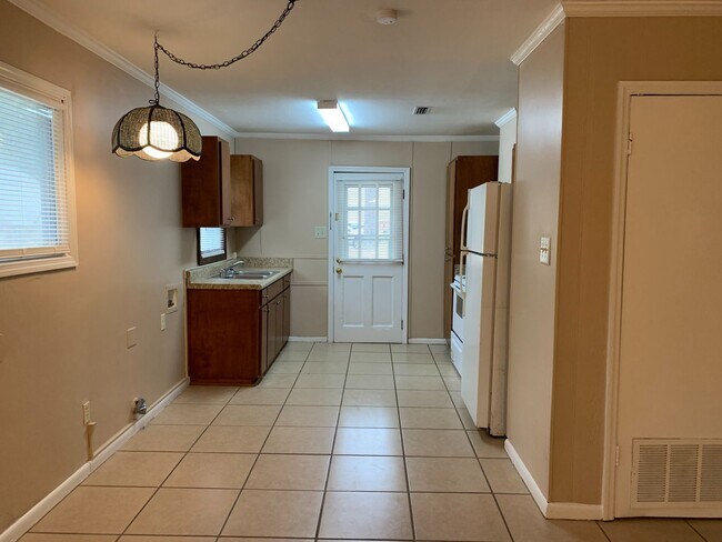 Building Photo - 2 Bedroom/1 Bath Duplex located in Valdosta