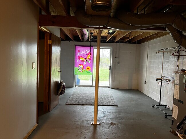 sótano con salida al exterior - 622 Colonial View Rd