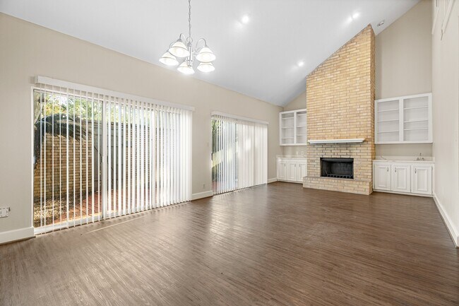 Foto del edificio - 304 E Adoue St