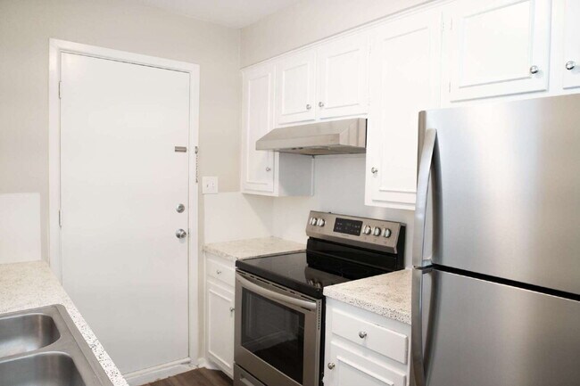 Foto del edificio - Updated 3 Bed 2 Bath Duplex!!