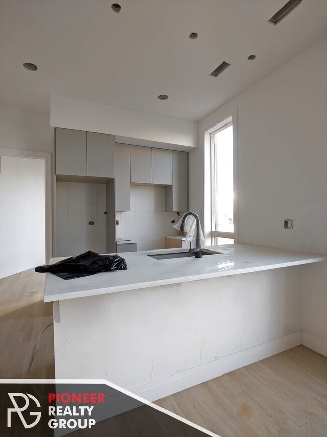 Foto del edificio - 1060 W Cornelia Ave