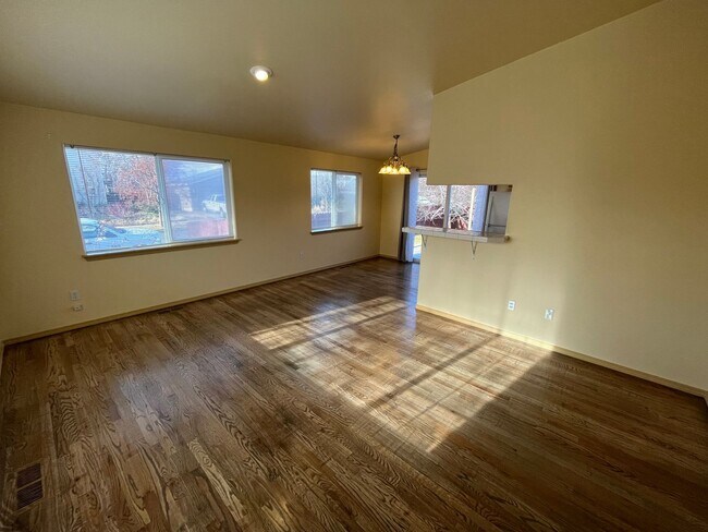 Foto del edificio - 3 Bed/2 Bath Single Level Home in NE Bend - Fully Fenced Backyard