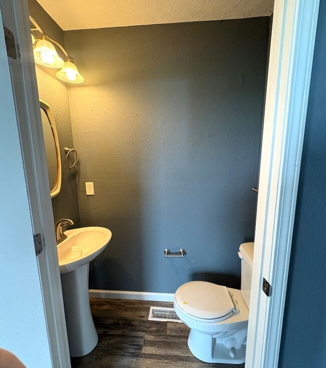 Building Photo - Charming Home in the Heart of Cave City!