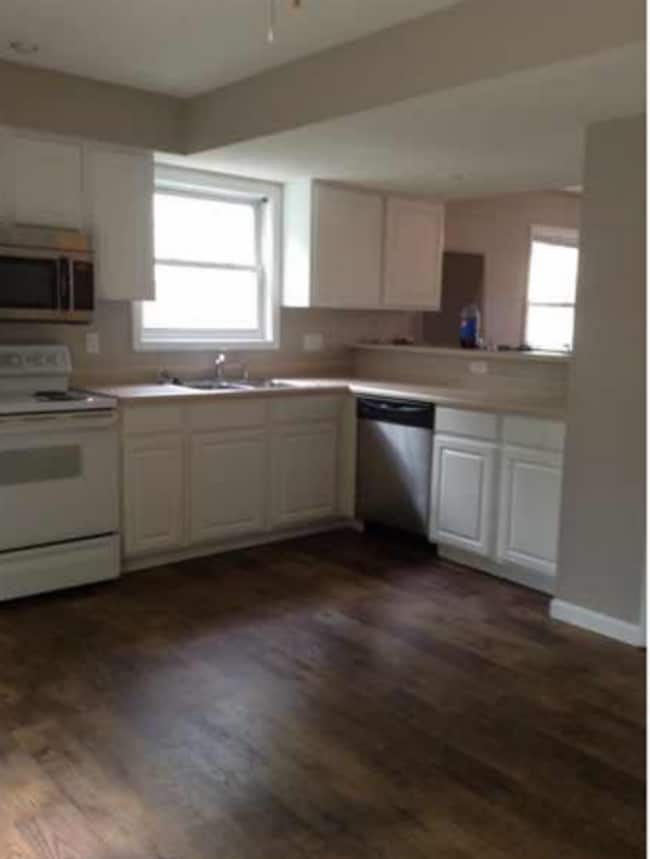 Building Photo - 3 bedroom, 2.5 bath Townhome