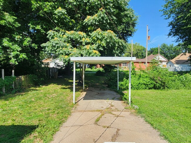 Carport - 413 West Ave S