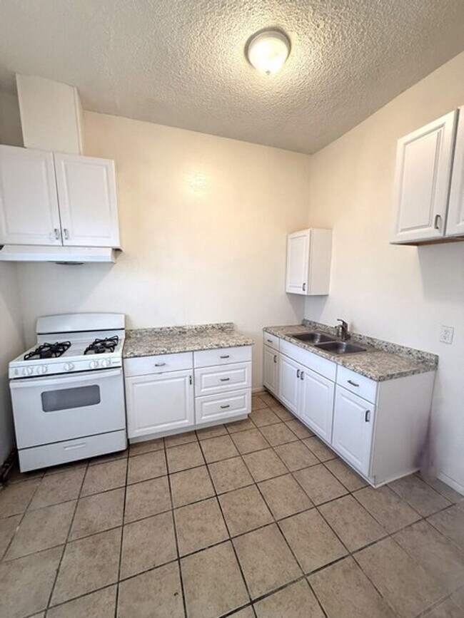 Foto del edificio - Completely renovated 3 bedroom apartment with a patio