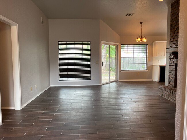 Building Photo - Spacious 3 Bedroom with Move in Special!