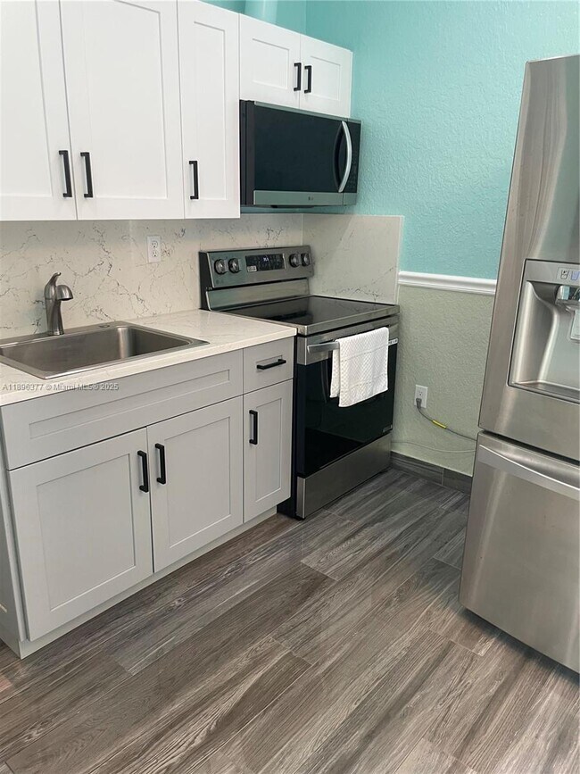 Foto del edificio - 240 NE 27th St