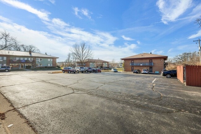 Building Photo - 1156 W Carriage Dr