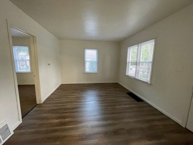 Building Photo - Beautiful Remodeled 3-Bedroom, 1-Bathroom ...