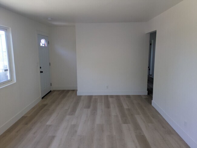 Foto del edificio - **Spacious 4-Bedroom, 2-Bath Residence with Waterfront & Hillside Views – Vallejo**