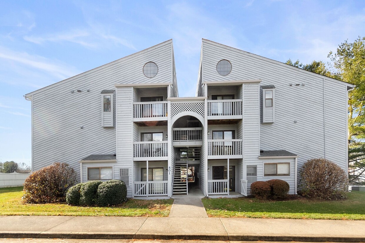 2 Bed/2 Bath with loft. Close to Campus On bus line. - 2 Bed/2 Bath with loft. Close to Campus On bus line.