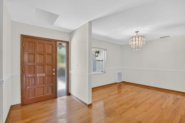 Building Photo - 6385 Hollandaire Dr E