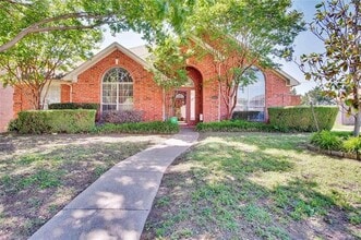 Building Photo - 1023 Essex Dr