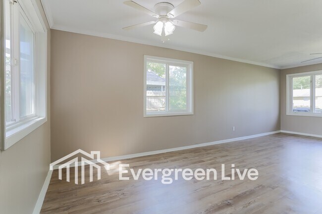 Foto del edificio - 1657 Eastbrook Dr S