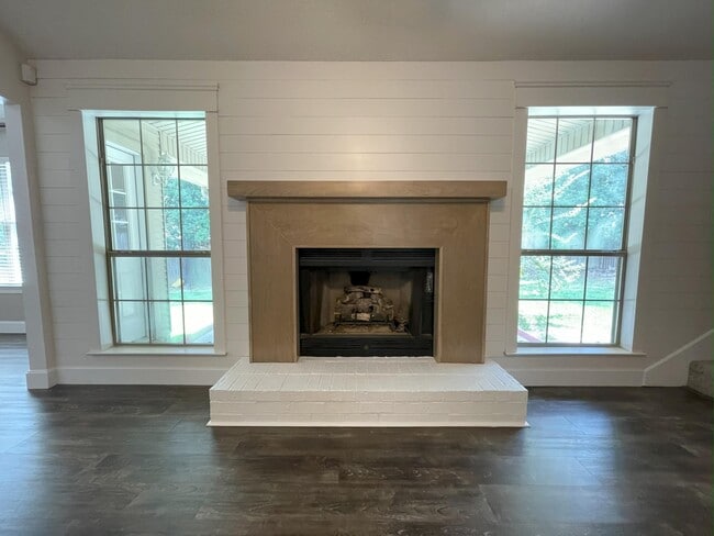 Building Photo - 5851 Calumet Dr