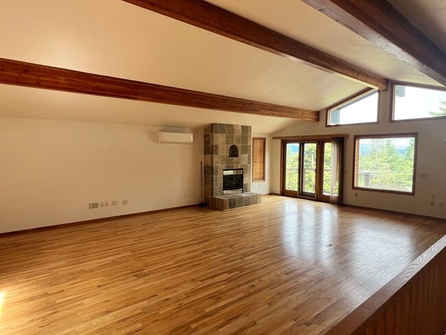 Building Photo - Amazing 1 Bedroom/ 1 Bath Duplex Unit- ava...