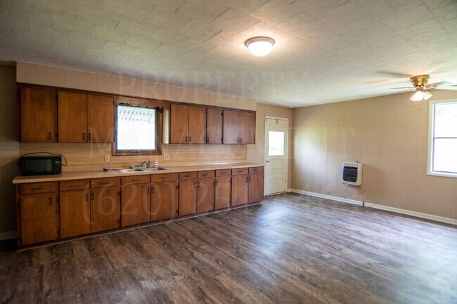 Foto del edificio - 1-Bedroom + Bonus Room 1-Bathroom Home
