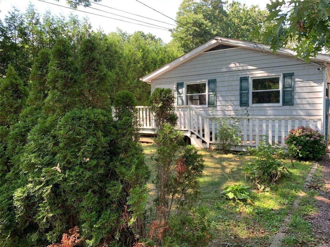 11 Nelson Pl, Mastic, NY 11950 House Rental in Mastic, NY