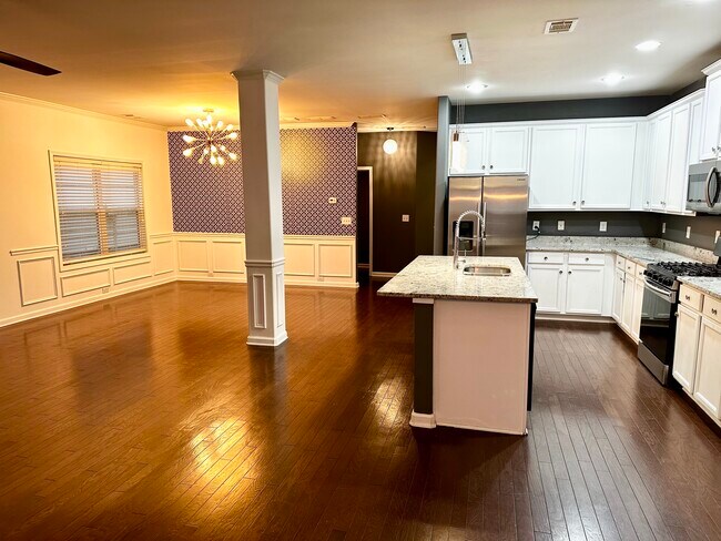 Building Photo - 3885 Lake Manor Way