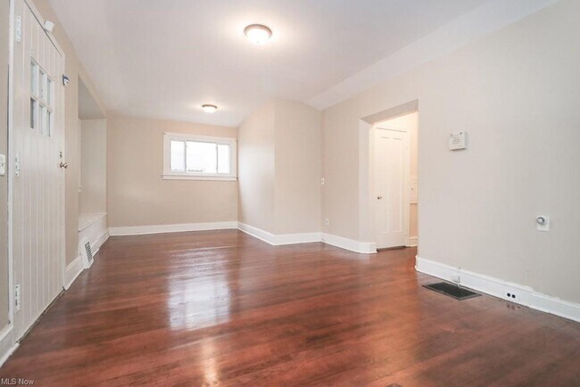 Large Living Room - 947 Nobleshire Rd