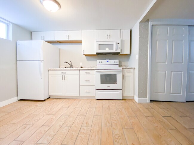 Building Photo - 245 Lomax St