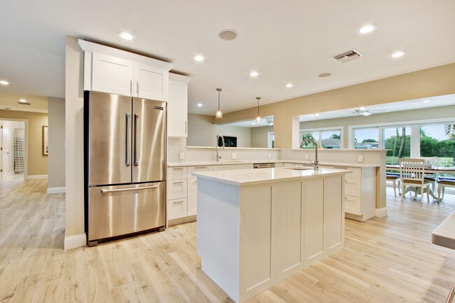 Building Photo - 920 Banyan Dr