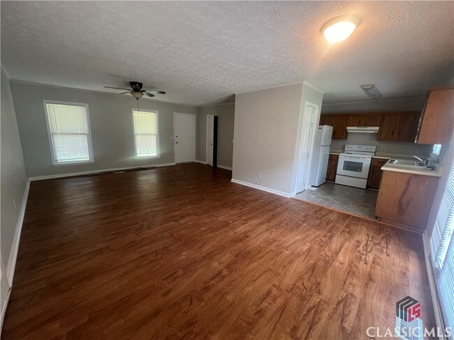 Building Photo - 200 Round Table Rd