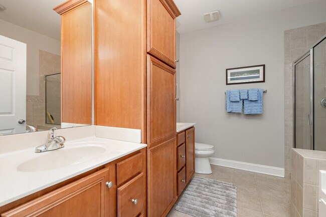 Primary Ensuite - 8953 Rosalyn Glen Rd