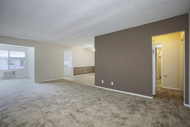 Building Photo - 400 E Live Oak St