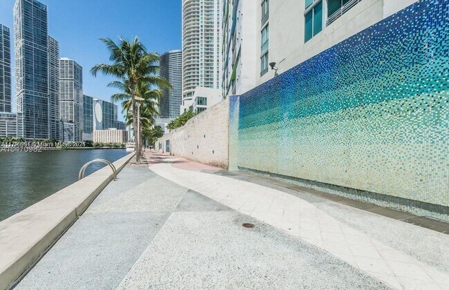 Foto del edificio - 325 Biscayne Blvd