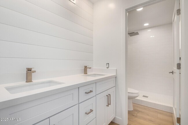 Building Photo - 5038 E Winchcomb Dr