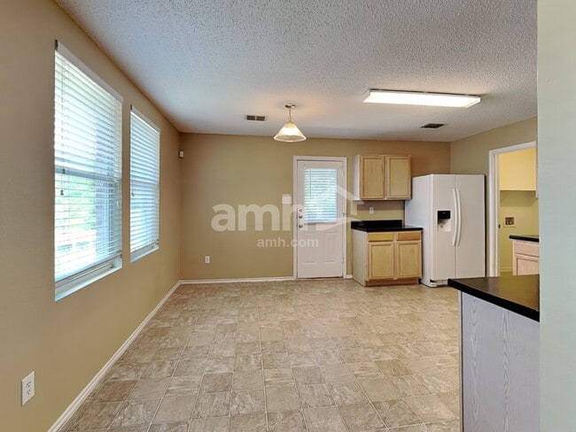 Building Photo - 1100 Willow Tree Dr