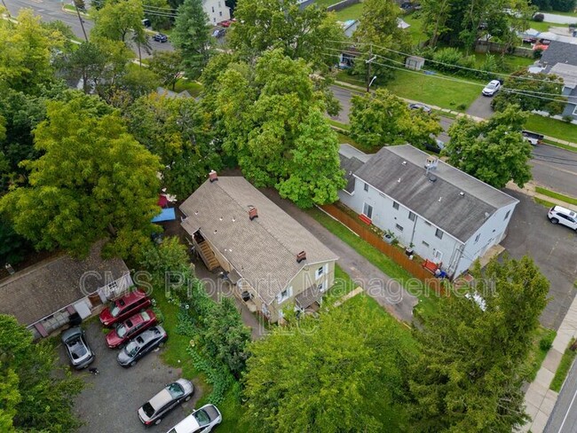 Building Photo - 148 Davenport St