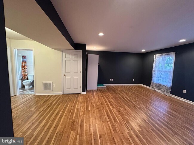 Building Photo - 105 Breakers Edge Ct