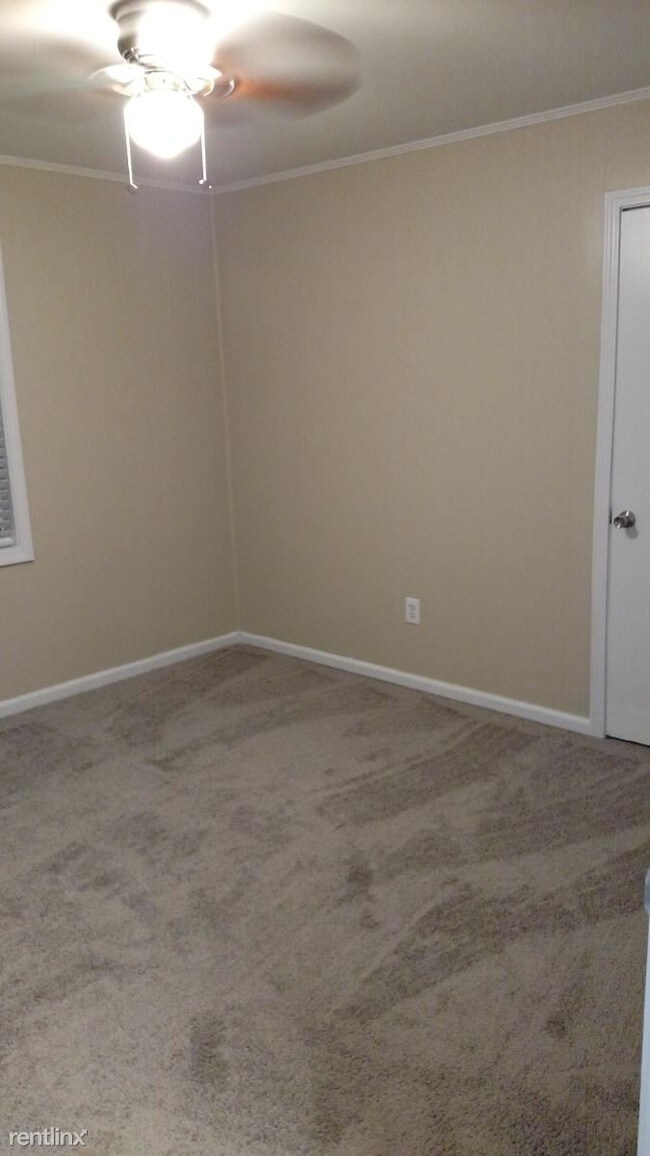 Building Photo - 2 br, 1 bath Duplex - 207 Lake Dr Apt A