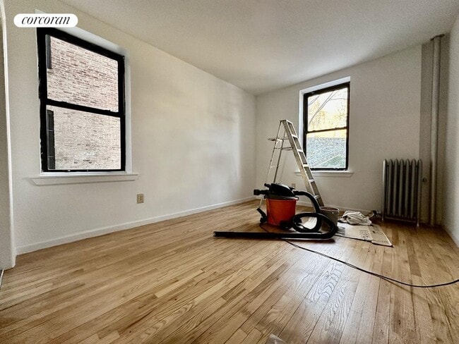 Building Photo - 577 Isham St