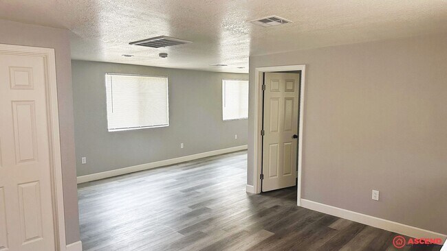 Foto del edificio - 1318-1320 El Tejon Ave