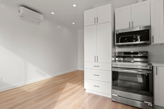 Interior Photo - 925 Isabel St